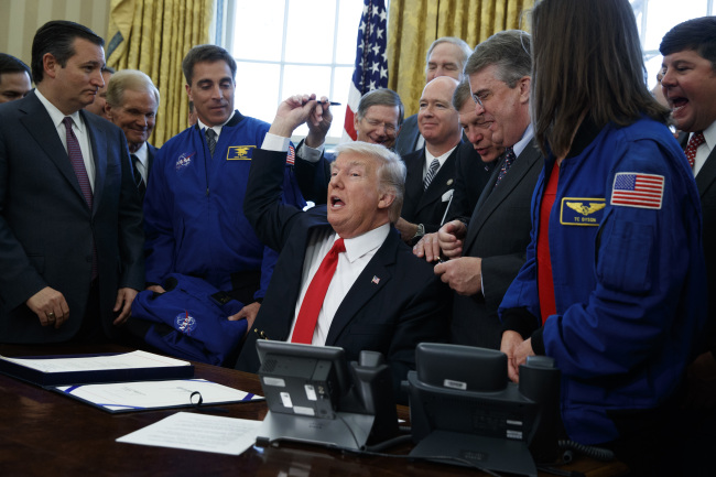 trumpsignsbillauthorisingnasafunding